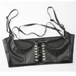 Détail d'un corset en similicuir noir avec laçage frontal et œillets métalliques
