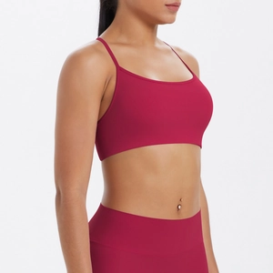 Vue latérale d'un ensemble de yoga rose foncé avec brassière de sport et legging taille haute