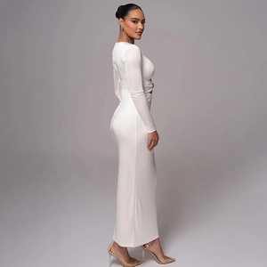 Detailaufnahme des Taillen-Ausschnitts und Knotendesigns an diesem weißen Maxikleid