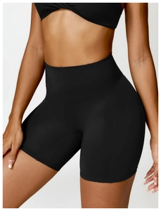 Vue détaillée du short de yoga noir taille haute avec coutures ergonomiques et tissu mat