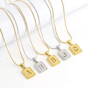Chaîne serpent en acier titane avec pendentifs lettres creuses en or 18K sablé