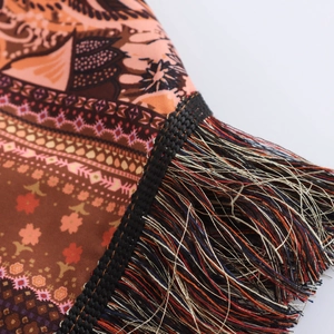 Robe bohème ethnique aux imprimés géométriques orange et détails de franges à glands