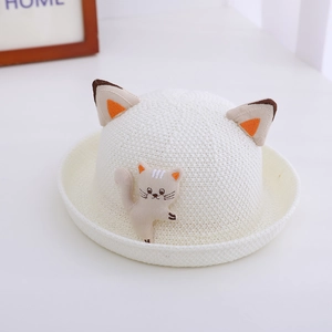 Vue détaillée du chapeau de paille blanc pour bébé avec oreilles de chat et broderie