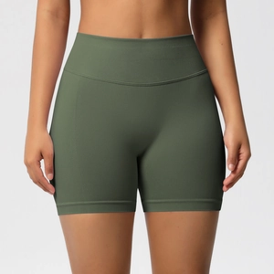 Gros plan sur le short de fitness sans couture vert armée à taille haute côtelée