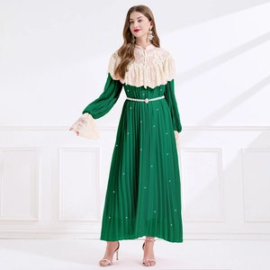 Robe ligne A vert émeraude élégante avec patchwork de dentelle et jupe plissée