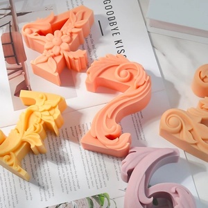 Floraal reliëf 3D cijferkaarsen in pastelkleuren op een marmeren tafelblad