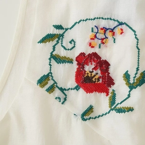 Gilet de style ethnique blanc pour femme avec broderie florale rouge sur tissu doux