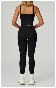 Vue arrière d'un ensemble de yoga noir avec haut dos nageur et legging sculptant