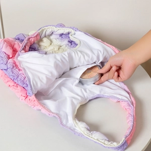 Détail de l'intérieur du grand sac matelassé avec poche pour cosmétiques
