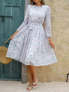Détail de la robe trapèze blanche à fleurs violettes avec ceinture assortie à la taille