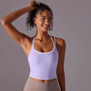 Détail d'un soutien-gorge de sport lilas sans couture avec encolure à double épaisseur