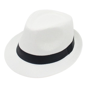 Nahaufnahme eines fein gewebten weißen Trilby-Hutes mit einem schwarzen Satinband-Detail