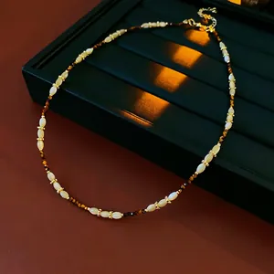 Collier vintage français avec perles en nacre, pierres brunes et fermoir doré chic