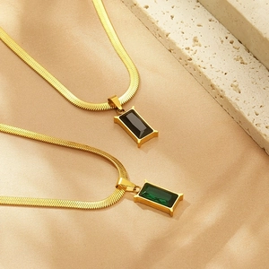 Collana a catena serpente oro con pendenti rettangolari nero e verde su seta elegante
