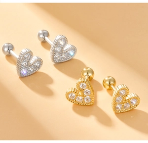 Vue détaillée des boucles d'oreilles cœur en argent S925 avec zircons et fermoirs à vis