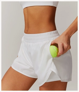 Détail du short de sport blanc séchant rapidement avec poche latérale et balle