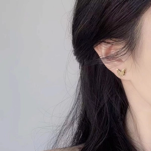 Elegante goldene doppellagige Schmetterling-Ohrstecker mit Matt-Effekt am Modell