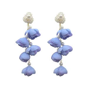 Eleganti orecchini a nappa con fiori in pizzo viola con perle sintetiche e oro