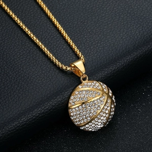 Collier hip hop avec pendentif basket plaqué or et strass étincelants sur cuir noir élégant