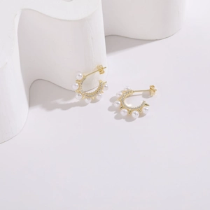 Boucles d'oreilles créoles dorées en perles d'eau douce et zircons pour femme