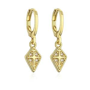 Dettaglio di orecchini a cerchio placcati oro 18K con ciondoli a croce romboidale e zirconi
