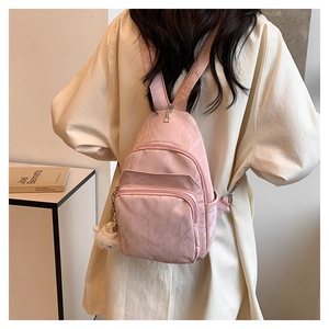 Mini zaino in pelle PU rosa con pompon di peluche e tasche con cerniera laterali