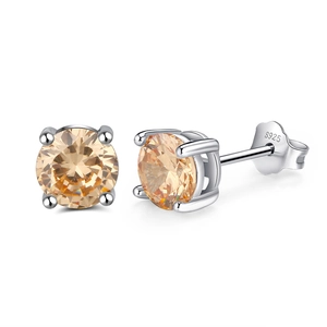 Détails macro de boucles d'oreilles zircon champagne avec sertissage à quatre griffes