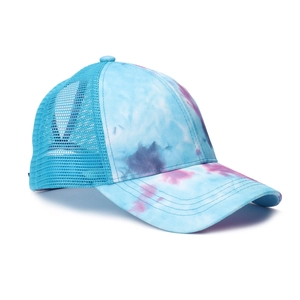 Detailansicht einer blau-violetten Batik-Trucker-Mütze mit atmungsaktivem Mesh