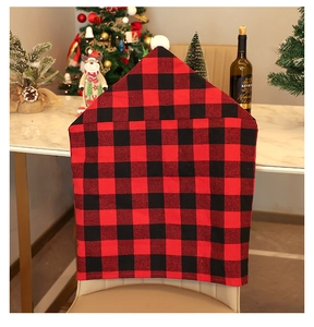 Détail de la housse de chaise de Noël à carreaux rouges et noirs avec pompon blanc