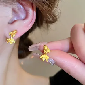 Boucles D'oreilles Puces Poisson Rouge Cuivre Plaqué Or Avec Tige En Argent Mat Carpe Koi Bijoux Vintage Élégants