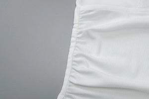 Détail de la maille côtelée blanche avec un design froncé et une texture de qualité