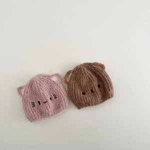 Zwei niedliche Baby-Wintermützen mit Tiermotiven in Rosa und Braun aus weichem Plüsch