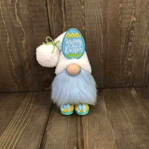 Gedetailleerd zicht op handgemaakte Pasen kabouter pluche met Happy Easter ei-patch