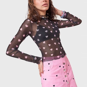 Top sexy in rete nera trasparente a maniche lunghe con cuori rosa e scollo rotondo