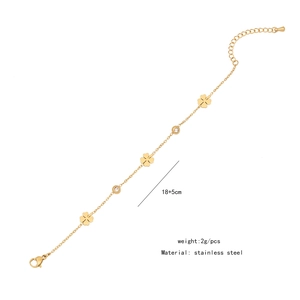 Detailansicht von Kleeblatt und Zirkon auf goldener Edelstahlkette mit Größenangaben