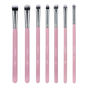 Détail d'un kit de 7 pinceaux à maquillage roses pour les yeux avec bagues argentées