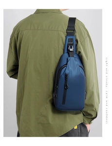 Details der blauen Herren-Brusttasche mit USB-Ladeanschluss und verstellbarer Schnalle