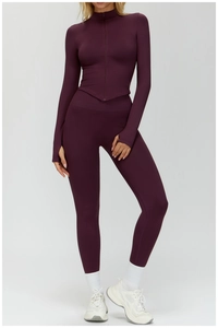 Détail de l'ensemble de yoga violet avec legging taille haute et haut zippé avec passe-pouces