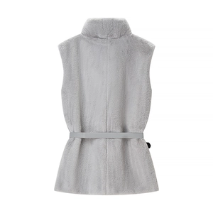Vue arrière du gilet gris en fausse fourrure avec ceinture pour un style d'hiver élégant