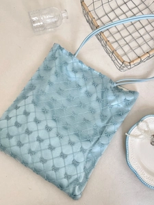 Sac fourre-tout bleu clair matelassé style français avec nœuds et dentelle délicate