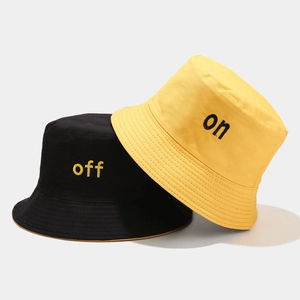 Détail des chapeaux cloche noirs et jaunes avec broderies contrastées on et off