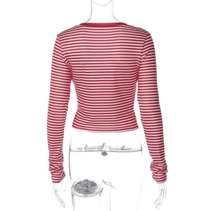 Rückansicht eines eng anliegenden, rot-weiß gestreiften Langarmshirts für Damen