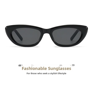 Nahaufnahme der schwarzen Cat-Eye-Sonnenbrille mit glänzenden Rahmen und dunklen Gläsern