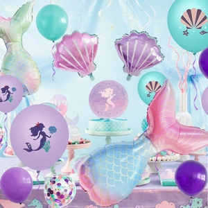 Detalle del set de fiesta sirena con globos de cola de escamas y conchas púrpuras