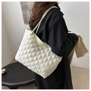 Détail du grand sac cabas blanc matelassé avec des poignées en corde tressée robuste