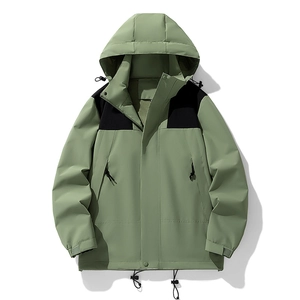 Outdoor-Kapuzenjacke in Salbeigrün mit schwarzen Kontrastfeldern auf weißem Hintergrund