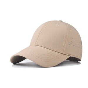 Dettaglio del cappellino da baseball kaki impermeabile con fori di ventilazione laser e visiera rinforzata