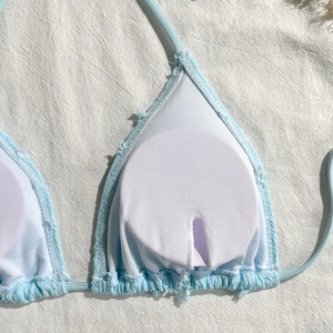 Dettaglio del top bikini azzurro con imbottiture rimovibili e fine trama plissettata