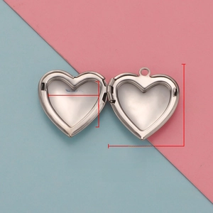 Détail macro du médaillon coeur ouvrant en acier 316L avec dimensions intérieures