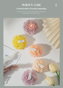 Dettaglio di candele profumate a forma di peonia multicolore con petali stratificati